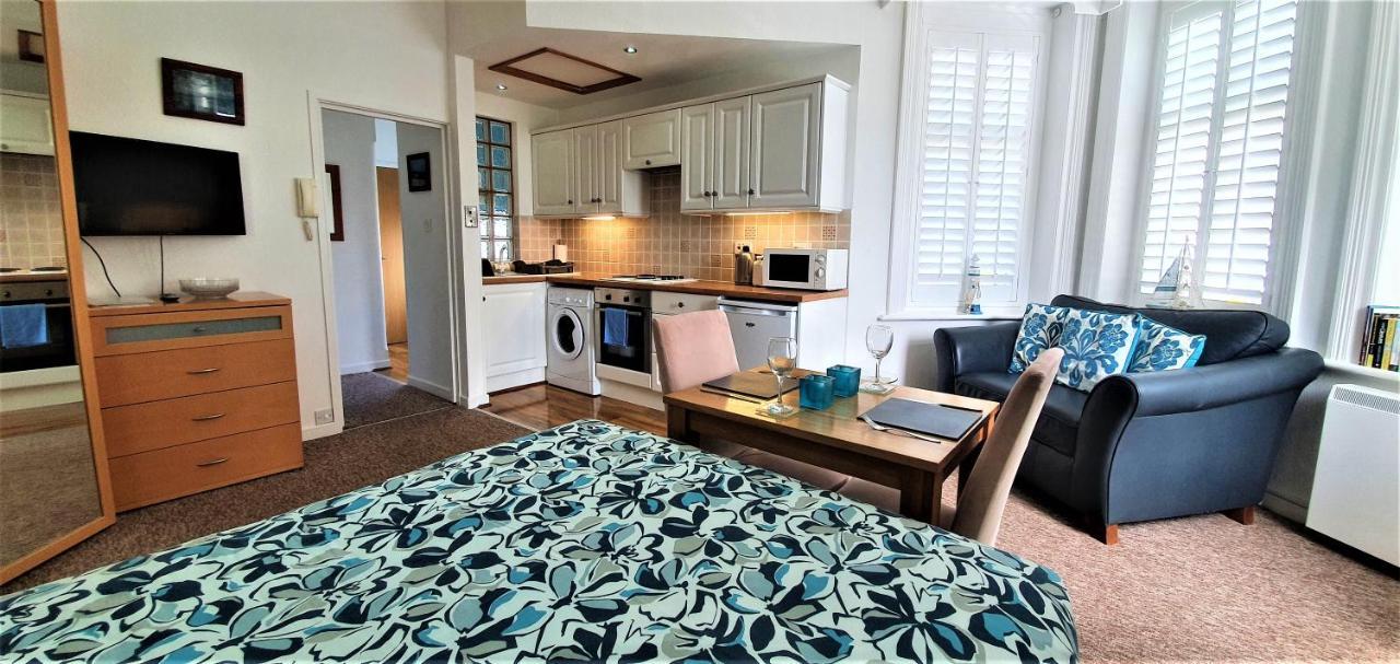 בורנמות' A Beautiful Apartment With Stunning Sea Views & Private Balcony מראה חיצוני תמונה