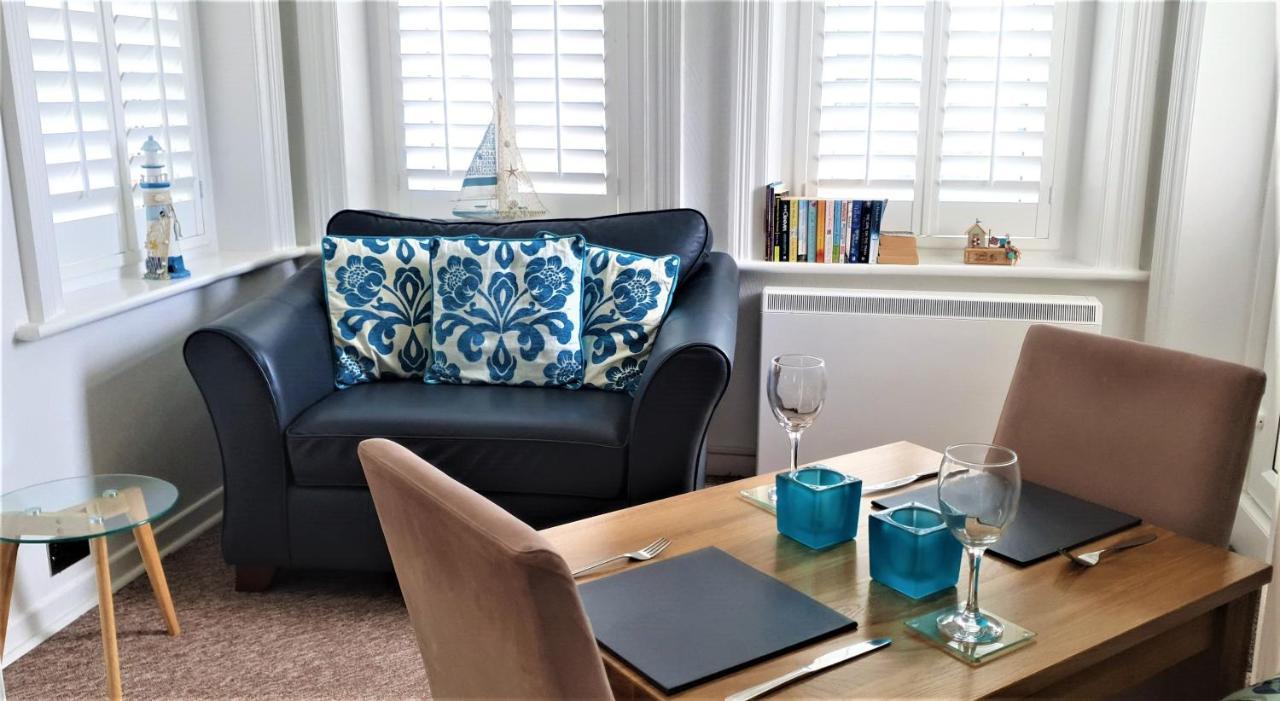 בורנמות' A Beautiful Apartment With Stunning Sea Views & Private Balcony מראה חיצוני תמונה