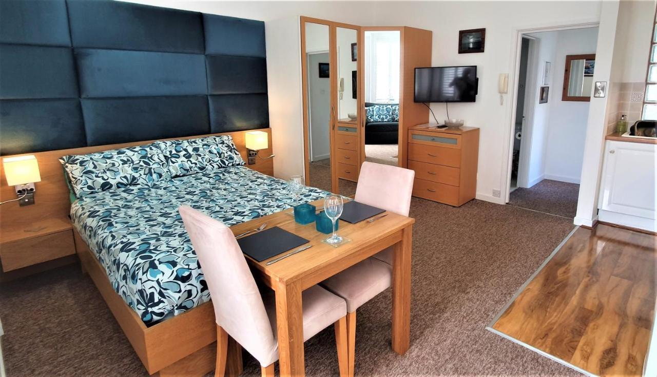 בורנמות' A Beautiful Apartment With Stunning Sea Views & Private Balcony מראה חיצוני תמונה